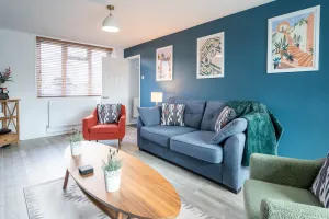 Image of Gatwick Place - 4 bed 2 bath self contained house with private garden