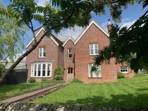 Image of Stunning 6 bedroom Farmhouse in Hellingly