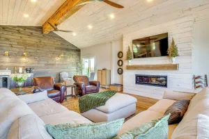 Image of Hope Retreat w/ Furnished Deck Near Parks!