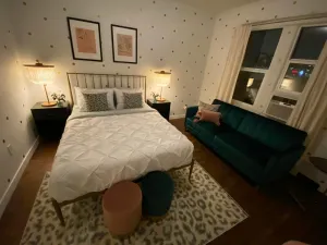 Image of Gorgeous Studio in Beverly Boulevard! Sleeps 4!