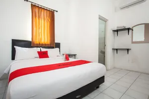 Image of RedDoorz Plus near Galaxy Mall