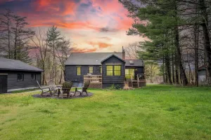 Image of Charcoal Chalet by Avantstay A+ Design w\/ Firepit