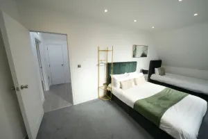 Image of 10 Min Drive to Airport - Free Parking - 15 min Bus ride - EV Charge available
