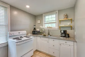 Image of 2 Mi to Dtwn Pensacola: Charming Apartment