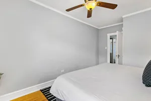 Image of 1BR Chic Apartment in Lakeview