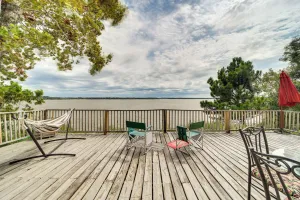 Image of Pet-friendly Checotah Home w/ Deck & Lake Views!