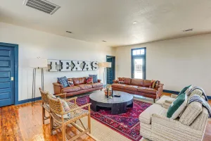 Image of 4 Mi to Davis Mountains State Park: Family Retreat
