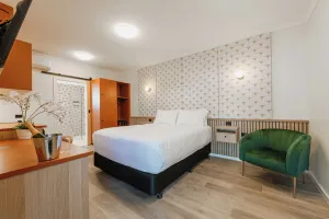 Image of The Queens Gladstone