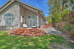 Image of Deck and River Views Family Home in Grants Pass