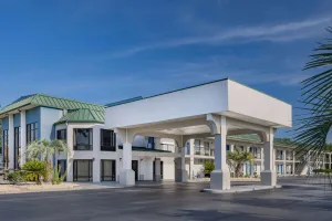 Image of Days Inn & Suites by Wyndham Savannah Midtown