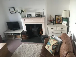 Image of Sunnyview 5-Bed House in Kingsbridge with parking