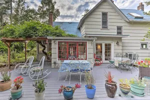 Image of Charming Historic Retreat Near Poverty Bay!