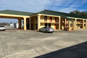Image of Days Inn & Suites by Wyndham Brewton
