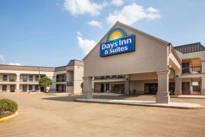 Image of Days Inn & Suites by Wyndham Tyler