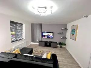 Image of Stylish Spacious 1Bd Apt-KingBed-10min Heaton Park