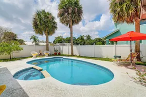 Image of 1 Mi to Dtwn Stuart: Bright Home w/ Pool & Spa!