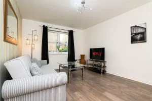 Image of 3 Bedroom House - Free Parking