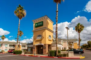 Image of HomeTowne Studios by Red Roof Phoenix - Black Canyon Highway