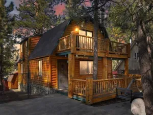 Image of Ivvy Bear Lodge - Charming log cabin with Hot tub! Short walk to Village!