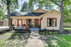 Image of 1925 Craftsman Bungalow - 1 Mi to Dtwn Waxahachie!