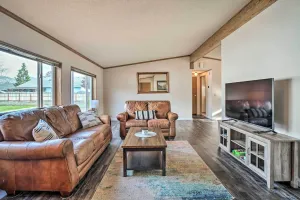 Image of Charming Grants Pass Home w\/ Large Backyard!