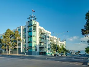 Image of Waterfront (Yarra St) by Gold Star Stays