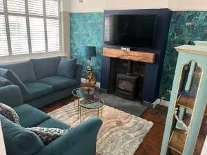 Image of Cardiff - Sleeps 7 - Parking - Jacuzzi - Garden