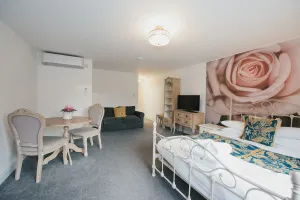 Image of River Court Apartments by Paymán Club
