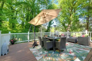 Image of Adorable Beach Cottage with Hot Tub and Tropical Bar!