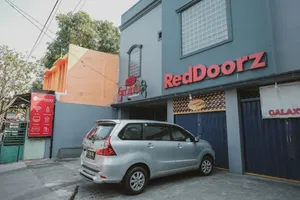 Image of RedDoorz near RSUD Koja