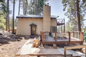 Image of Woodsy Lake Almanor Cabin w\/ Community Perks!