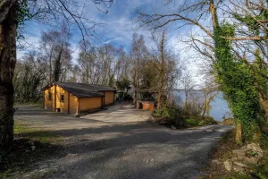 Image of Stunning log cabin on the lake