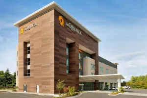 Image of La Quinta Inn & Suites by Wyndham Burlington