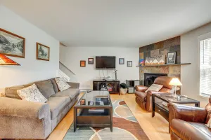 Image of Cozy-chic Condo w/ Mtn Views: 3 Mi to Slopes!