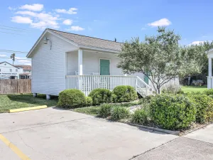 Image of Coast Oaks Cottage 1 1 Bedroom Cottage by RedAwning