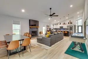 Image of Walk to Water Park Split-Rock Resort Home with Deck