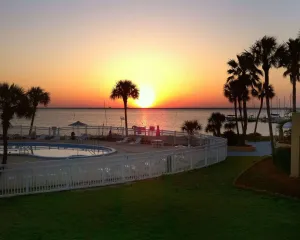 Image of Quality Inn & Suites Gulf Breeze Bayside near Pensacola Beach