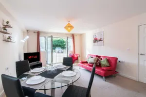 Image of Coventry City 2BR Apartment with Free Parking Perfect for Family & Contractors