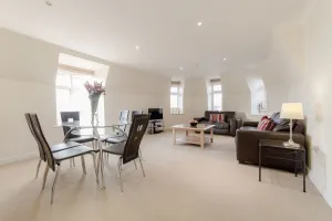 Image of 2 Bed Flat in Leatherhead With Free Parking