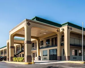 Image of Econo Lodge Inn & Suites Southeast