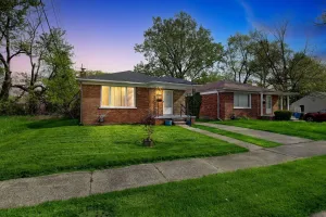Image of Queen G2 Mansion 3 Bedroom Home by RedAwning