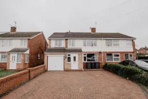 Image of Spacious 4-Bed House with Parking Near City Centre