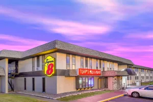 Image of Super 8 by Wyndham Windsor/Madison North
