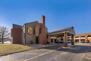 Image of Super 8 by Wyndham Kansas City Airport North