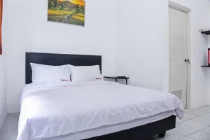 Image of RedDoorz near Pantai Ria Kenjeran