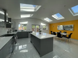 Image of Luxurious Detached Holiday House Free Parking near Airport Town Centre Railway Station