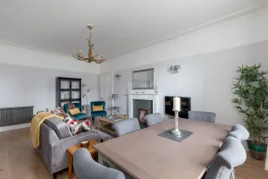 Image of JOIVY Glamorous 3-Bed Flat Near City Centre