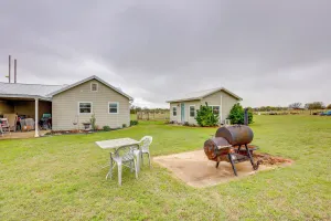 Image of Bunkhouse on Working Texas Ranch w/ Horses & Cows!
