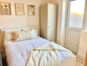 Image of Newly-built Studio Near Laindon Station