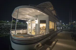Image of houseboat